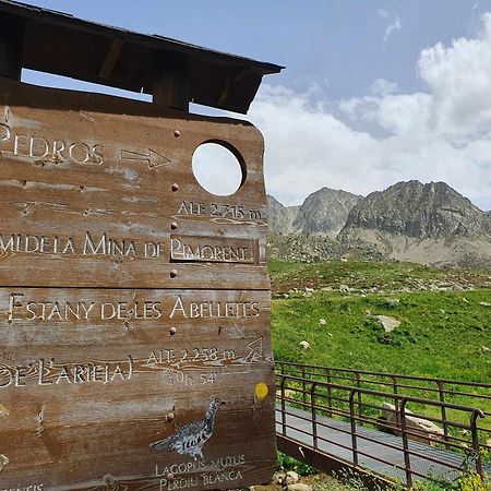 Pasdelacasalovers Joya frente a montañas nevadas Pas De La Casa Exterior foto