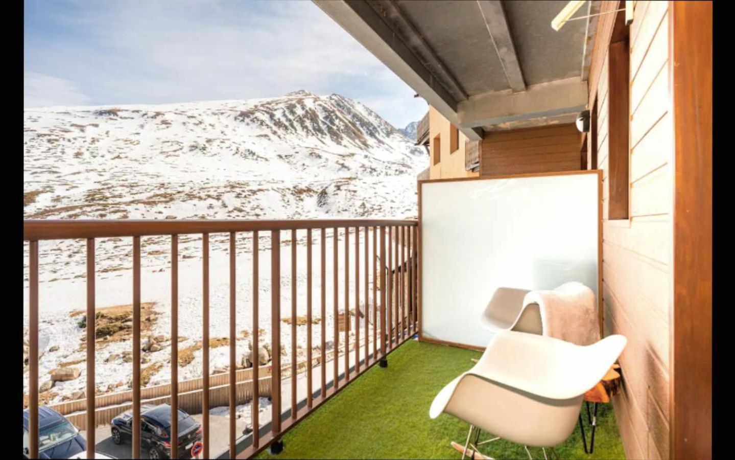 Pasdelacasalovers Joya frente a montañas nevadas Pas De La Casa Exterior foto